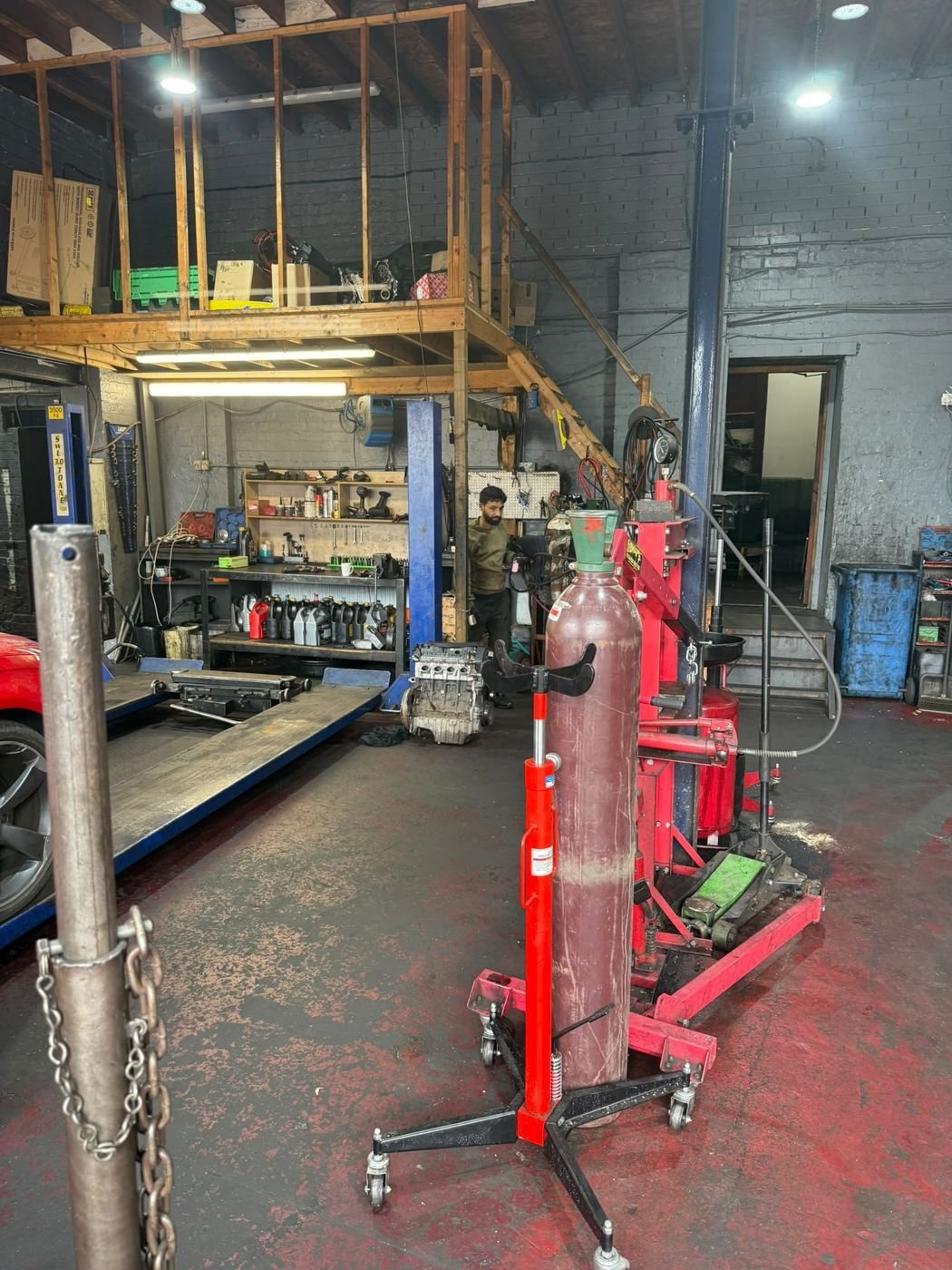 Mobile mechanic workshop with hydraulic lift, Sheffield